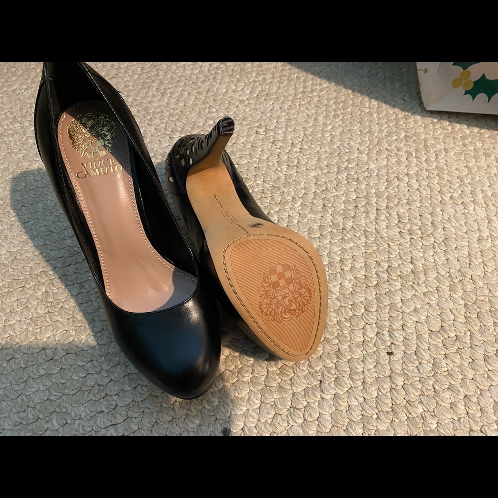 Vince Camuto heels. Women size 7 - Picture 3 of 3